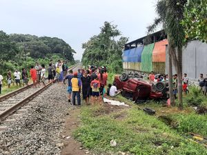MPV Hancur Tertabrak Kereta Api di Kediri, 4 Orang Terluka Berat