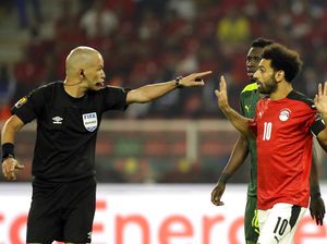 Ketika Wasit Kesal sama Mohamed Salah: Nih Peluit dan Kartunya