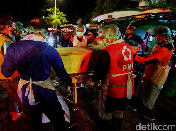 Momen 13 Korban Tewas Kecelakaan Bus Wisata Dibawa ke Rumah Duka