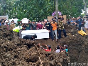 6 Korban Kecelakaan Bus di Bantul Dimakamkan Satu Liang Lahad