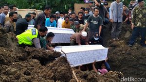 Momen Pemakaman 6 Korban Kecelakaan Maut Bantul di 1 Liang Lahad