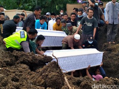 Momen Pemakaman 6 Korban Kecelakaan Maut Bantul di 1 Liang Lahad
