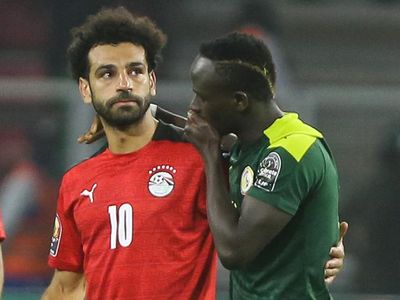 Momen Sadio Mane Rangkul Salah di Final Piala Afrika 2021