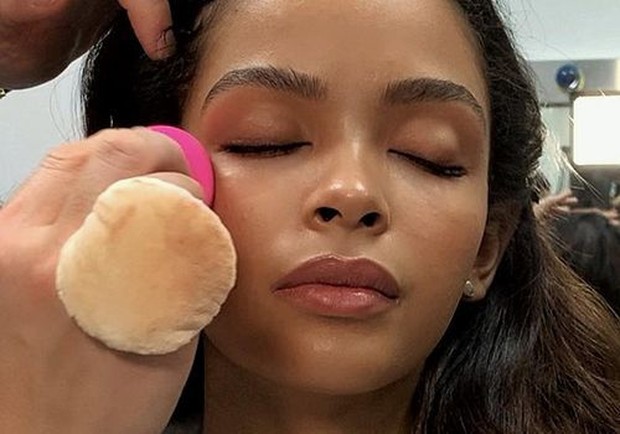 Pakai Concealer dengan Cara Ditap atau Ditepuk/Foto : pinterest.com/Byrdie