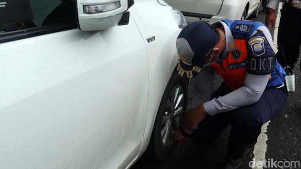 Razia Parkir Liar di Bandung, Mobil-mobil Ini Dicabut Pentilnya