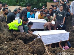 Isak Tangis Iringi Pemakaman 6 Korban Kecelakaan Bantul di 1 Liang Lahad Isak Tangis Iringi Pemakaman 6 Korban Kecelakaan Bantul di 1 Liang Lahad