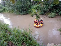 Pedagang Bawang Tenggelam Saat Motornya Terjungkal Masuk Sungai di Jombang