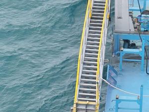 2 Nelayan Tuban Antara Hidup dan Mati Bertahan di Laut Usai Perahu Pecah 2 Nelayan Tuban Antara Hidup dan Mati Bertahan di Laut Usai Perahu Pecah