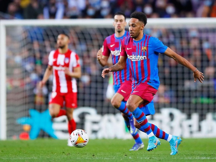 BARCELONA, SPAIN - FEBRUARY 06: Pierre-Emerick Aubameyang of FC Barcelona runs with the ball during the LaLiga Santander match between FC Barcelona and Club Atletico de Madrid at Camp Nou on February 06, 2022 in Barcelona, Spain. (Photo by Eric Alonso/Getty Images)