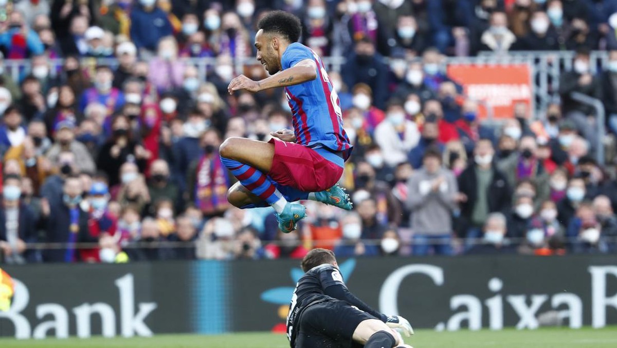 Aksi Aubameyang saat berkostum Barcelona di laga melawan Atletico Madrid. (Foto: AP/Joan Monfort)