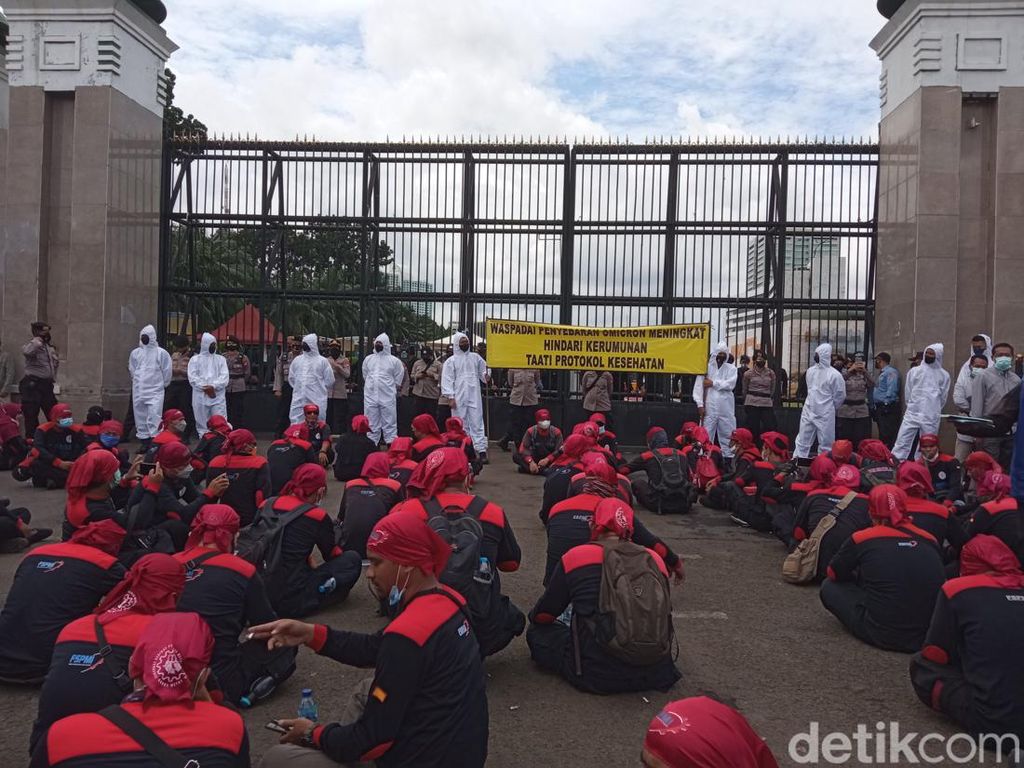 Demo Buruh di DPR, Polisi Berhazmat Bentangkan Spanduk Waspada Omicron Demo Buruh di DPR, Polisi Berhazmat Bentangkan Spanduk Waspada Omicron