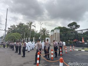 Demo Buruh di Depan DPR Akan Dimulai, Polisi Mulai Bersiaga