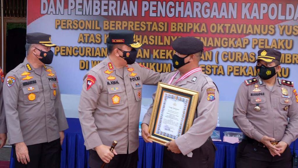 Polisi Tabrakkan Diri ke Motor Jambret di Riau Dapat Penghargaan
