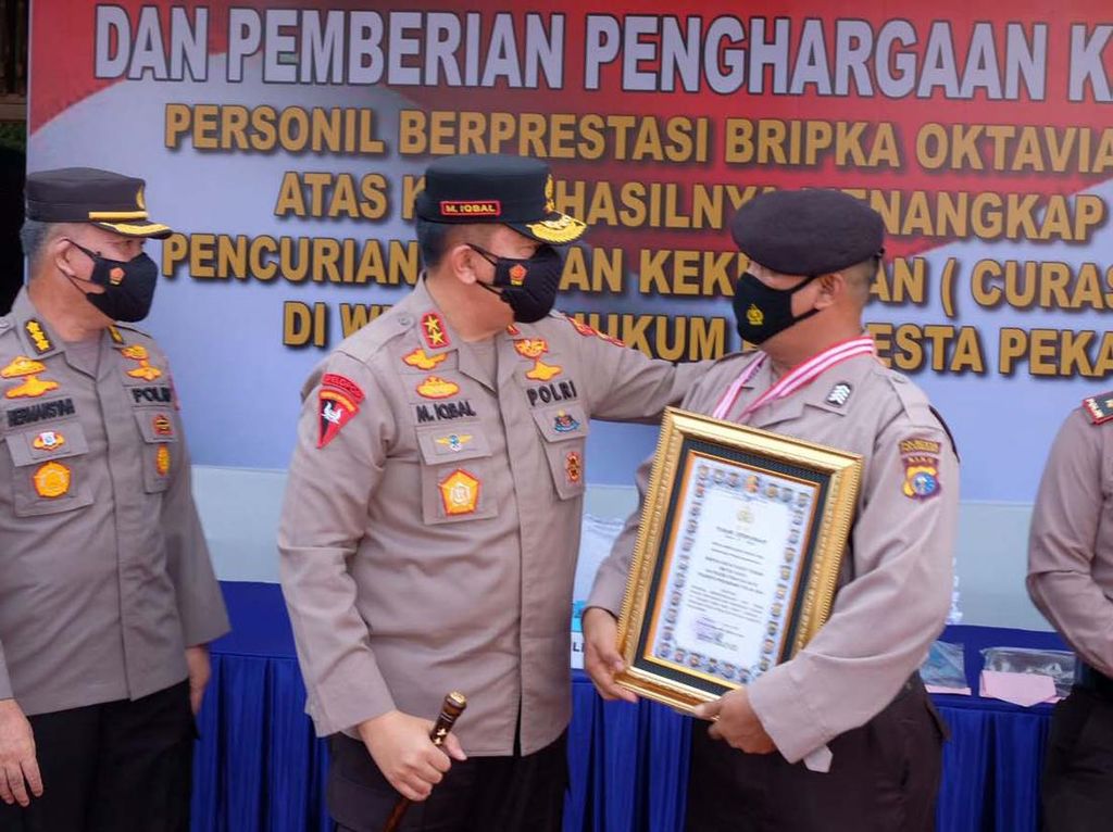 Polisi Tabrakkan Diri ke Motor Jambret di Riau Dapat Penghargaan Polisi Tabrakkan Diri ke Motor Jambret di Riau Dapat Penghargaan