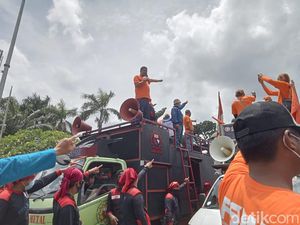 Buruh Demo di DPR Ancam Mogok Nasional Jika Tuntutan Tak Dipenuhi