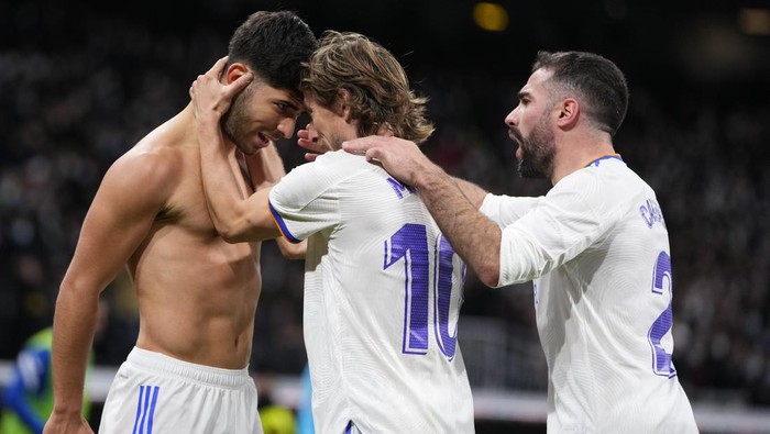 Real Madrids Marco Asensio, left, is cheered by teammate Real Madrids Luka Modric after scoring during a Spanish La Liga soccer match between Real Madrid and Granada at the Bernabeu stadium in Madrid, Spain, Sunday, Feb. 6, 2022. (AP Photo/Manu Fernandez)