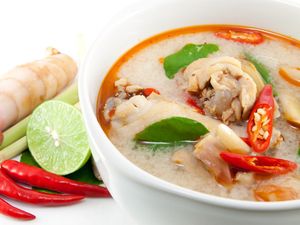 Resep Tom Yum Ayam yang Kuahnya Gurih Pedas Menyegarkan Resep Tom Yum Ayam yang Kuahnya Gurih Pedas Menyegarkan