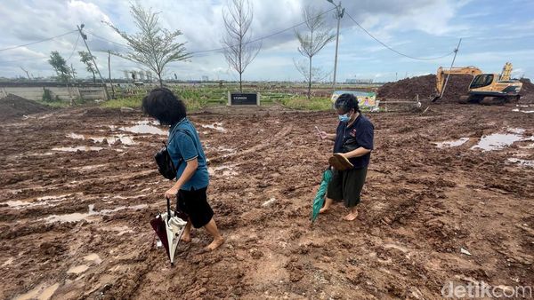 Saat Warga Nyeker Lewati Tanah Becek Demi Berziarah di TPU Rorotan