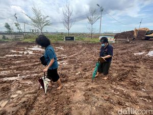 Saat Warga Nyeker Lewati Tanah Becek Demi Berziarah di TPU Rorotan