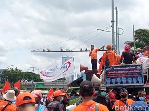 Said Iqbal Orasi di DPR: Miris, Kenaikan Upah Hanya Setengah Harga Toilet Said Iqbal Orasi di DPR: Miris, Kenaikan Upah Hanya Setengah Harga Toilet