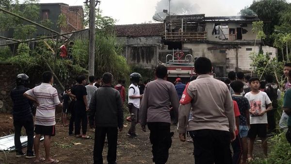 Sebuah Rumah di Pemukiman Padat Sukabumi Terbakar