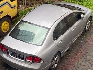 Warga di Surabaya Laporkan Sedan yang Seminggu Terparkir Depan Rukonya