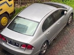 Warga di Surabaya Laporkan Sedan yang Seminggu Terparkir Depan Rukonya