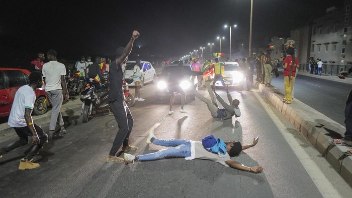 Senegal Juara Piala Afrika, Warga Rayakan Kemenangan di Jalanan Dakar Suka cita kemenangan Senegal di Piala Afrika 2021 terlihat di jalanan ibu kota Senegal, Dakar. Warga merayakan gelar juara yang diraih The Lions of Teranga.