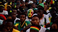 Laga final Senegal vs Mesir yang digelar di Kamerun itu pun tak dilewatkan oleh warga di Kota Dakar. Meski tak bisa menyaksikan langsung pertandingan tersebut, mereka menggelar acara nonton bareng dengan layar raksasa di kota Dakar. Acara nonton bareng final Senegal vs Mesir itu pun dihadiri oleh banyak suporter The Lions of Teranga.