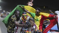Sejumlah warga menyaksikan momen adu penalti di pertandingan final Piala Afrika 2021 yang mempertemukan Senegal dengan Mesir.