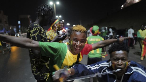 Suka cita kemenangan Senegal di Piala Afrika 2021 terlihat di jalanan ibu kota Senegal, Dakar. Warga merayakan gelar juara yang diraih The Lions of Teranga.