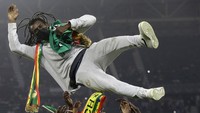 Para pemain Senegal merayakan kemengannya sebagai juara Piala Afrika 2021 dengan pelatih Aliou Cisse. AP Photo/Sunday Alamba.