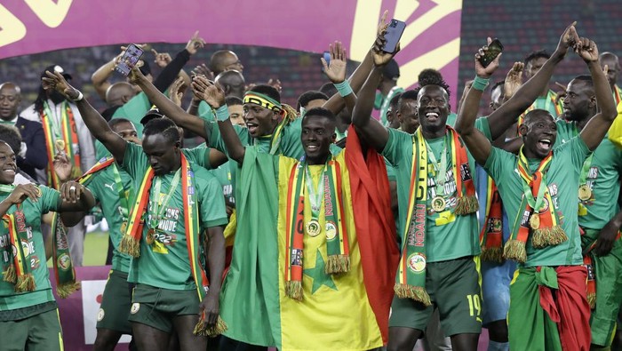 Timnas Senegal berhasil menjadi juara Piala Afrika 2021. Kemenangan itu diraih Sadio Mane cs usai kalahkan Mesir di partai pamungkas lewat drama adu pinalti.