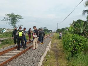 Keasyikan Main Ponsel di Pinggir Rel, Pria di Tasik Tewas Tersambar Kereta