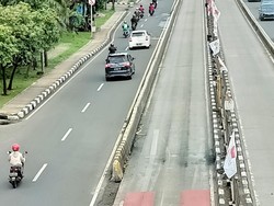 Saksi Ungkap Sulitnya Evakuasi Korban Tewas Sedan Terbakar di Senen