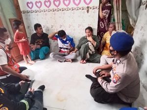 Isak Tangis Sambut Kepulangan 2 Korban Selamat Perahu Pecah di Laut Tuban Isak Tangis Sambut Kepulangan 2 Korban Selamat Perahu Pecah di Laut Tuban