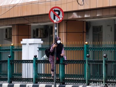 Waduh! Cari Jalan Pintas, Warga Panjat Pagar Stasiun Cikini