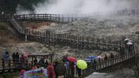 Terpikat Kemolekan Kawah Sikidang dan Candi Arjuna