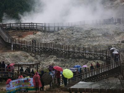 Terpikat Kemolekan Kawah Sikidang dan Candi Arjuna