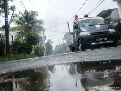 14 KK Positif Omicron, Perumahan di Depok Disemprot Disinfektan