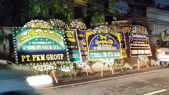 Anak Gubernur Kalimantan Utara (Kaltara), AKP Novandi Arya Kharizma, tewas dalam kecelakaan mobil Camry di Senen, Jakarta Pusat. Karangan bunga banjiri rumah duka di wilayah Jakarta Selatan.