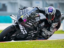 Aleix Espargaro di Lombok: Lihat Tukang Bensin Eceran, Motor Bonceng 4