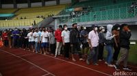 Antrean Vaksin Booster Mengular di Stadion Patriot Candrabhaga