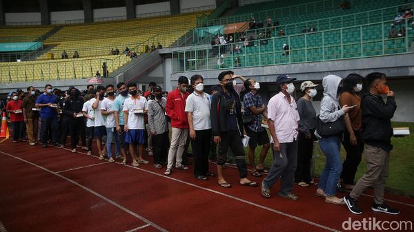 Antrean Vaksin Booster Mengular di Stadion Patriot Candrabhaga