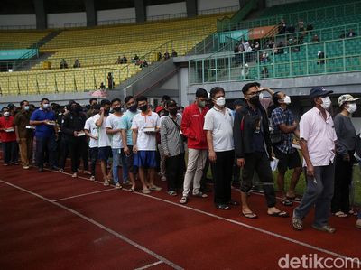 Antrean Vaksin Booster Mengular di Stadion Patriot Candrabhaga