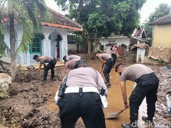 Saat Polisi Kota Probolinggo Bantu Korban Banjir Bersih-bersih
