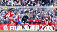 Performa Dani Alves, yang baru saja balik ke Barca di bulan Januari, memang cukup apik. Foto: AP/Joan Monfort