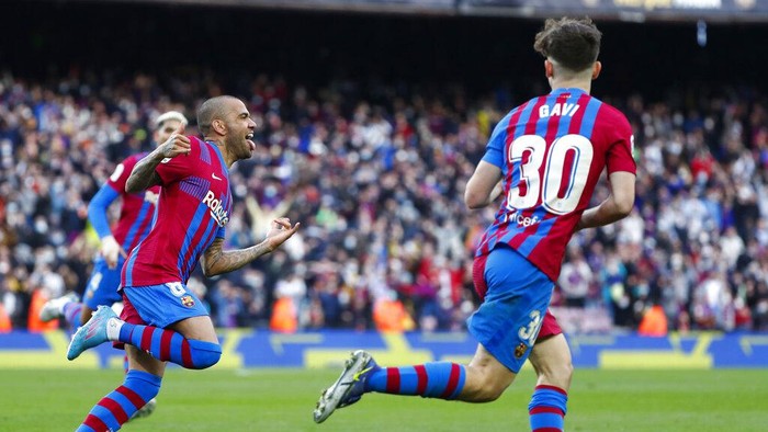 Dani Alves Barcelona's Dani Alves, left, celebrates after scoring his side's fourth goal during a Spanish La Liga soccer match between FC Barcelona and Atletico Madrid at the Camp Nou stadium in Barcelona, Spain, Sunday, Feb. 6, 2022. (AP Photo/Joan Monfort)
