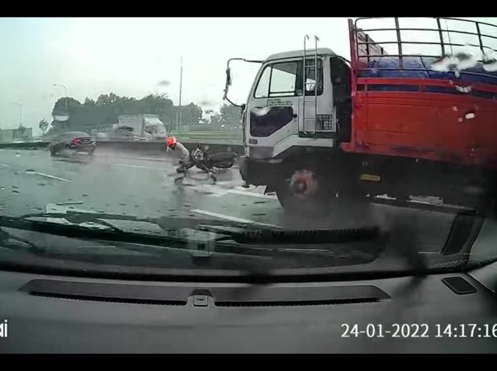 Detik-detik Pemotor Lolos dari Maut, Hampir Terlindas Truk setelah Terjatuh Detik-detik Pemotor Lolos dari Maut, Hampir Terlindas Truk setelah Terjatuh