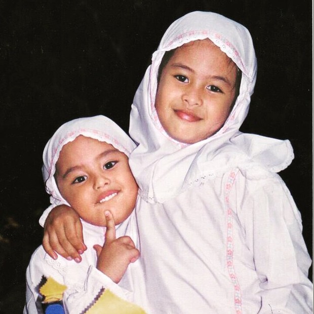 Amanda Khairunnisa dan Maudy Ayunda kecil dengan kerudung instan
